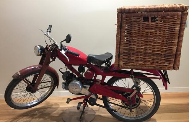 La moto rouge de ses débuts / Pascale Weeks