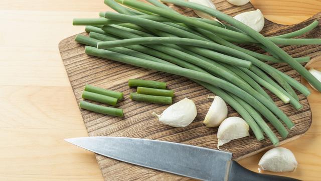 Et si vous faisiez germer votre ail pour en faire de délicieuses frites ? Cette recette insolite va vous séduire !