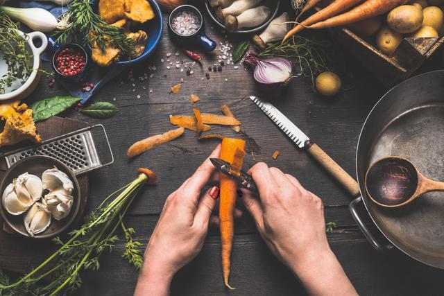 Ne jetez plus vos épluchures de légumes racines !