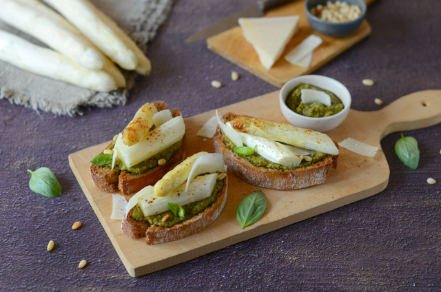 Tartines au pesto et aux asperges. Nadia Paprikas