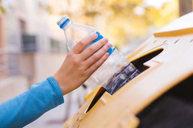 Le plastique se trie dans la poubelle jaune. Adobestock