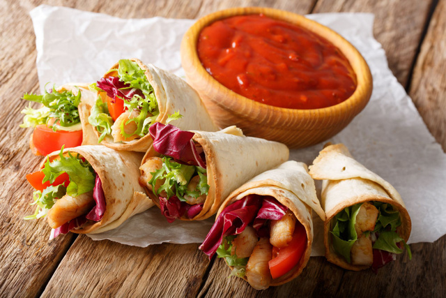 Cornets de tortilla garnis. Adobestock