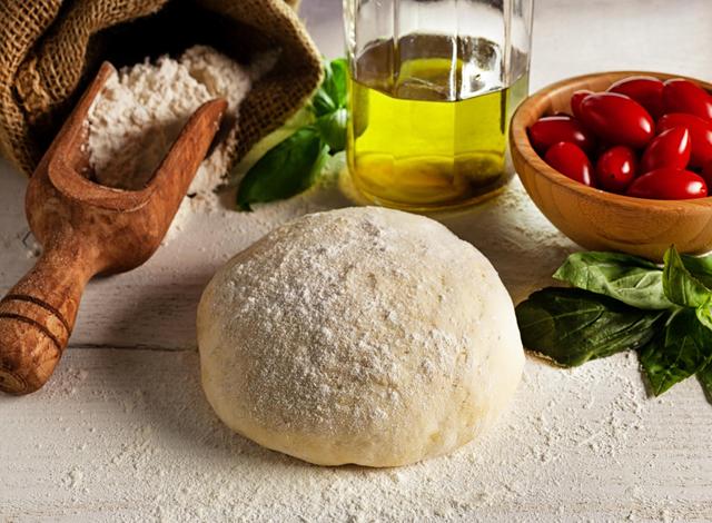 "C'est meilleur, moins cher et bien plus sain" : une diététicienne partage sa recette de pâte à pizza sans huile