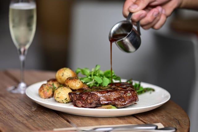 “Ça marche à tous les coups, c'est dingue” : l'astuce de Cyril Lignac pour transformer les sucs de cuisson en une sauce digne d'un restaurant !