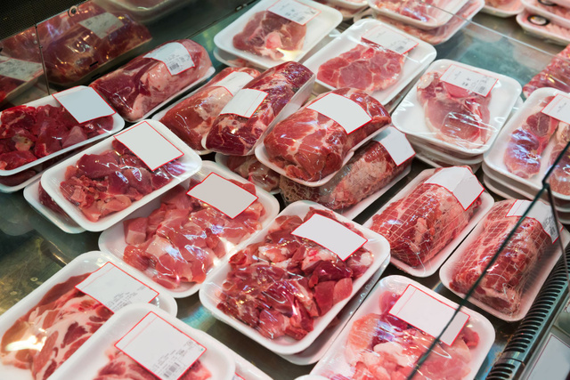 Non, le liquide rouge dans les barquettes de viande n’est pas du sang !