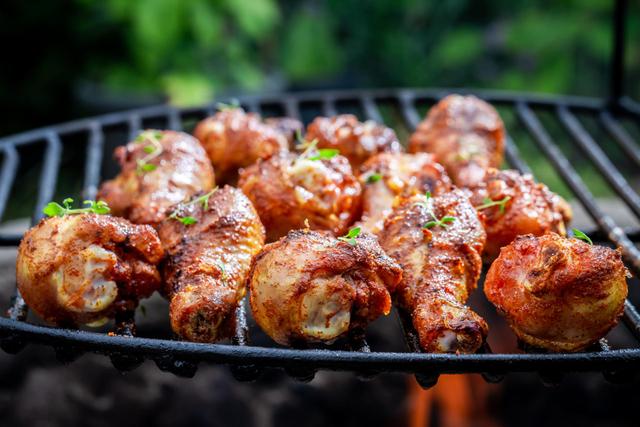 Poulet mariné au barbecue : voici une recette ultra simple et tellement bonne pour une viande moelleuse et savoureuse