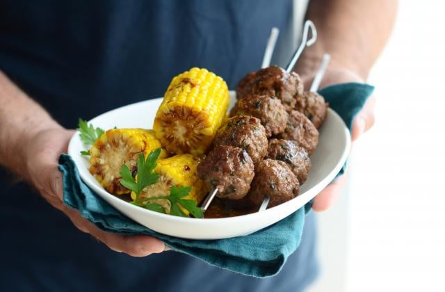 Brochettes de boulettes de boeuf au maïs caramélisé. Nadia Paprikas 