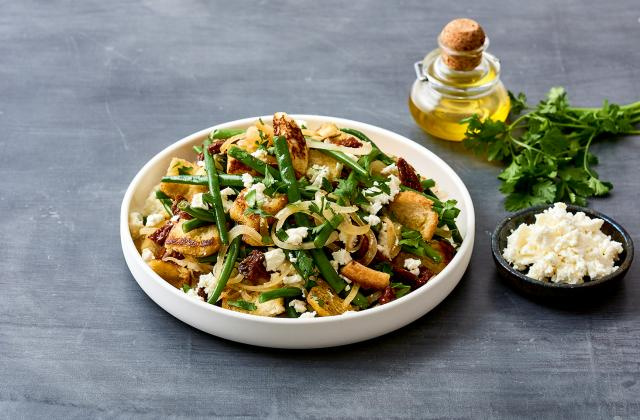 Salade de haricots verts à la feta et au pain de mie. Invité