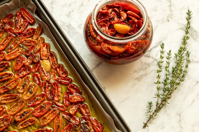Pourquoi payer une fortune au supermarché quand on peut faire ces tomates cerises confites maison