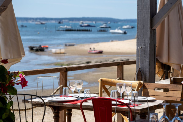 “Top 5 des pires repas de ma vie” : critiqué par un influenceur, ce célèbre restaurant vu dans les Petits mouchoirs l’attaque en justice