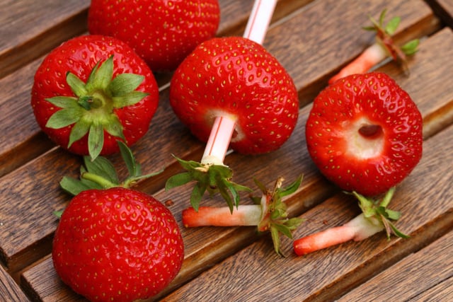 Comment équeuter des fraises sans en perdre la moitié