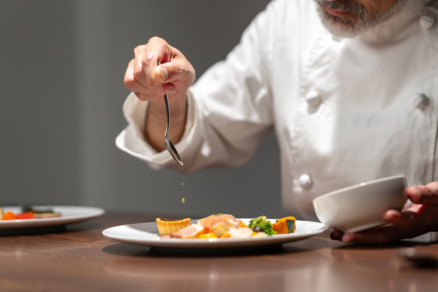 Guide Michelin : ce chef détrône Alain Ducasse au palmarès des étoiles cumulées !