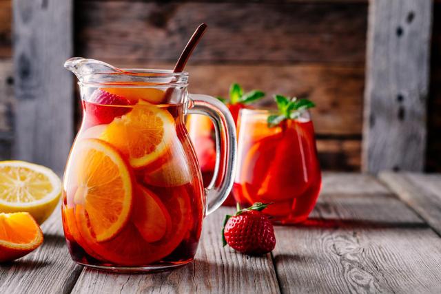 Plus légère et rafraîchissante, la sangria au cidre est le nouveau cocktail qu’on va adorer siroter tout l’été !