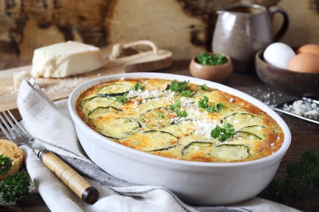 Oubliez la version sucrée avec cet incroyable clafoutis salé parfait pour écouler vos courgettes