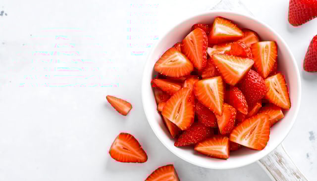 Citron, menthe ou balsamique : 3 exhausteurs de goût naturels pour sucrer vos fraises autrement