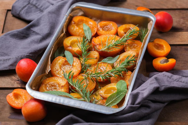 Vos abricots manquent de sucre ? La recette magique au miel et romarin pour les rendre fondants en 15 minutes