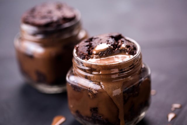 Pas de four, pas de balance, pas de vaisselle… Ce chef dévoile sa recette de gâteau au chocolat express
