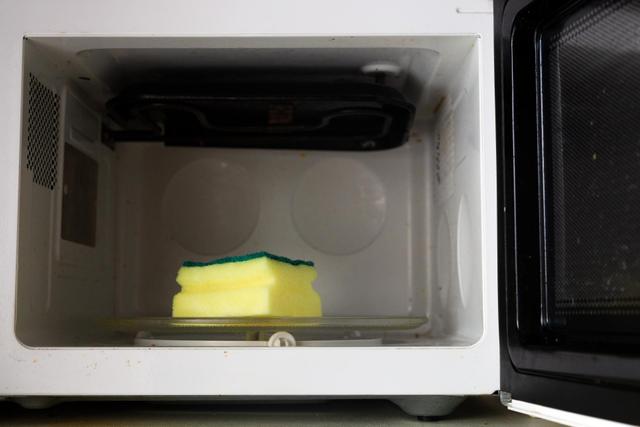 Pourquoi passer votre éponge au micro-ondes est plutôt une bonne idée