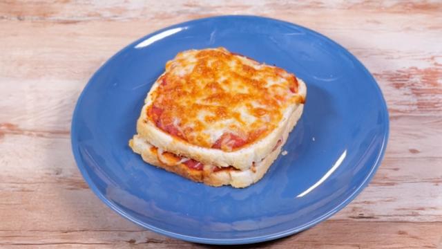 Cette pizza-croque au Air fryer est la recette parfaite pour un repas express en semaine