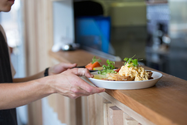 Près d’1,5 million de vues : épinglé par une critique injuste sur Trip Advisor, ce restaurateur répond en vidéo à sa cliente