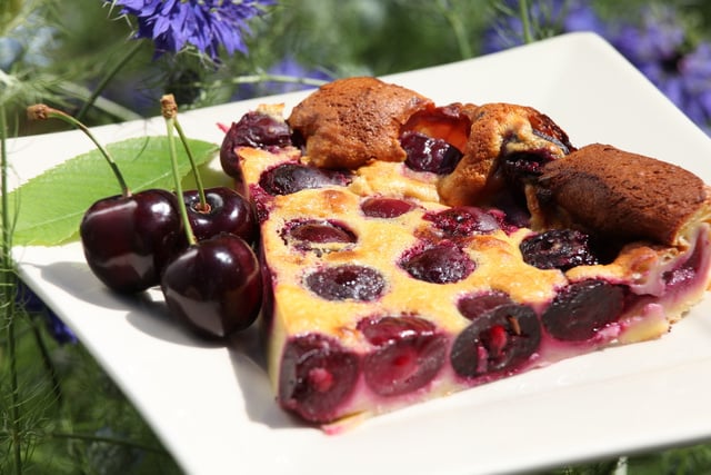 “Je l’ai piquée quand j’étais en apprentissage chez Alain Ducasse” : la recette de clafoutis aux cerises d’Hélène Darroze va vous régaler