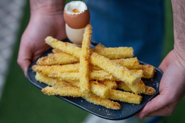 Cette recette d’œufs à la coque et asperges blanches panées est parfaite pour un déjeuner du dimanche tout en douceur