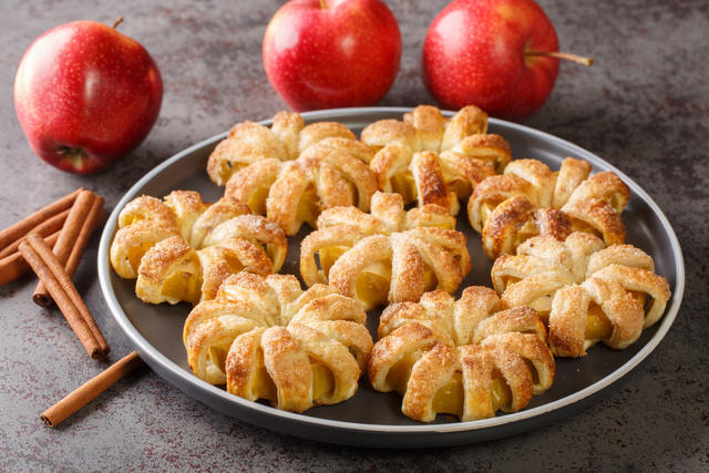 Pommes au four feuilletées à la cannelle : la recette simple et irrésistible avec seulement 4 ingrédients