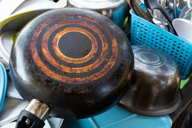 Le dos de votre poêle ou casserole est devenu noir ? Voici la manière la plus efficace de le récupérer