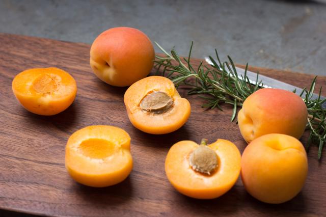 Comment faire des brochettes d’abricots rôtis au barbecue, LE dessert parfait pour les vacances