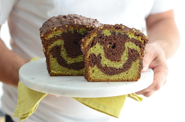 Ce cake marbré chocolat et pistache va détrôner la version classique pour le goûter des enfants !