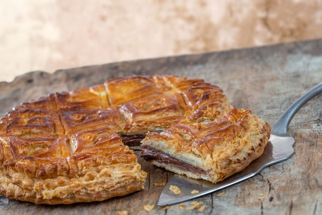 Pour changer, testez notre délicieuse recette de galette des rois au chocolat pour l’Epiphanie !