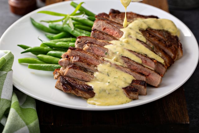 Le chef triplement étoilé Yannick Alléno a partagé sa recette de sauce béarnaise pour accompagner parfaitement vos viandes !