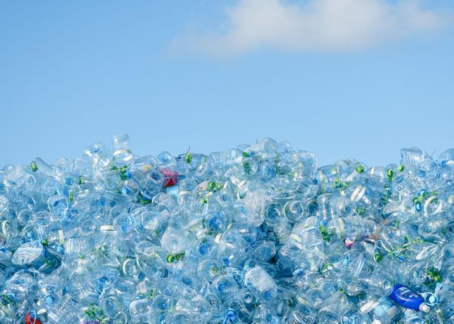 Boire de l'eau en bouteille augmente la quantité de nano plastiques ingérée. 