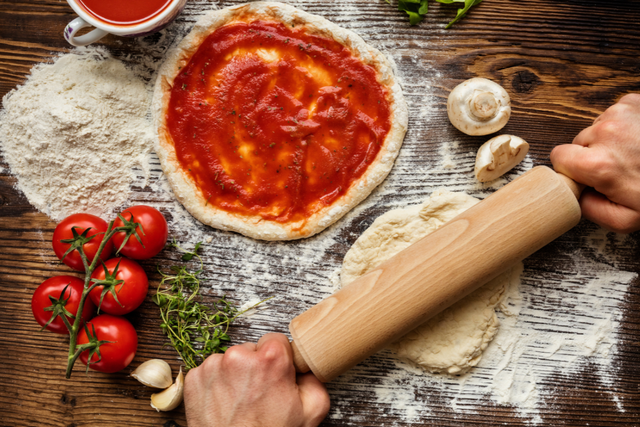 Prête en 5 minutes et sans repos : cette pâte à pizza magique au yaourt grec va révolutionner vos soirées d'été