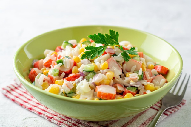 Cette salade de riz au surimi est la recette idéale pour vos prochains pique-niques cet été  !