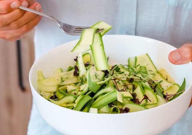 Il faisait trop chaud pour cuisiner : j'ai improvisé ce plat frais à la courgette en 10 min et c'était le dîner parfait
