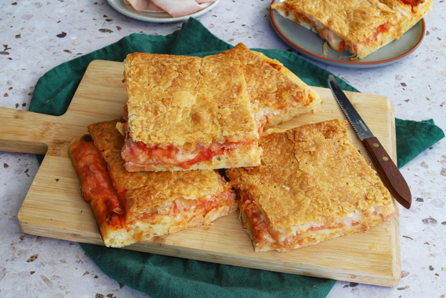Pizza parigina :  découvrez cette recette napolitaine au jambon ultra gourmande qui cache un cœur fondant sous la pâte feuilletée