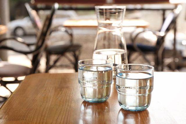 Peut-on vous facturer de l’eau du robinet filtrée ou gazéifiée au restaurant ?