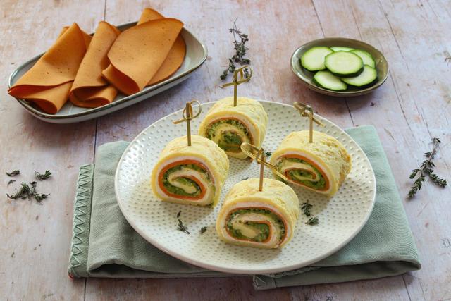 Envie d’une idée végé pour l’apéro ? Découvrez ces roulées d’omelette aux tranches végé lentilles corail, chèvre et courgettes