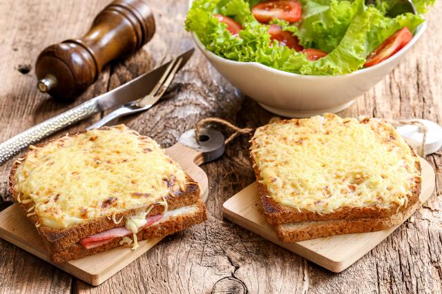 Croque-monsieur : savez-vous pourquoi ce classique qu’on aime tous s’appelle ainsi ?
