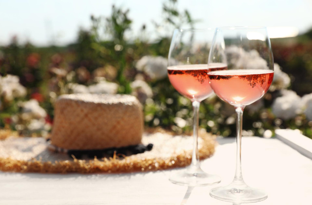 La cheffe trois étoiles Anne-Sophie Pic dévoile l’un de ses rosés préférés pour l’été et il coute moins de 30 € !