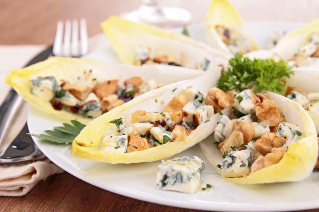Salade d'endives, poire et roquefort. Adobestock
