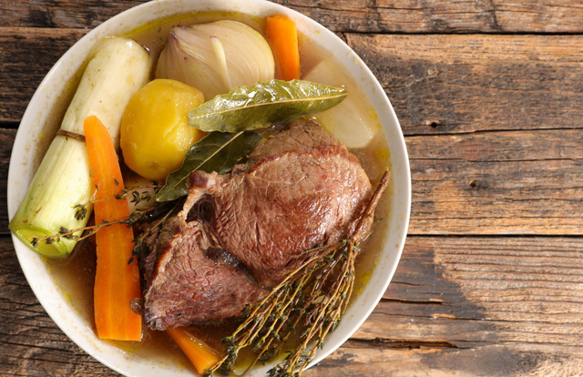 "Ça devient une dinguerie" : le secret insoupçonné d’un Meilleur Ouvrier de France pour un bouillon de pot-au-feu inoubliable !