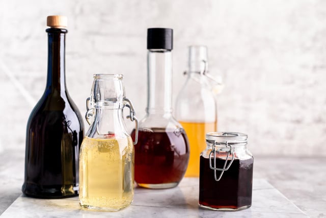 Vinaigre blanc, balsamique, Xérès... Vous utilisez le même vinaigre pour tout ? C'est une erreur, voici le guide pour ne plus gâcher vos plats !