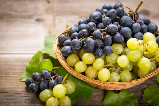 Entre le raisin blanc et le raisin noir, lequel est meilleur pour la santé ?