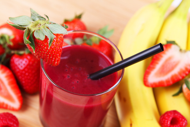 Cyril Lignac : ses 5 conseils pour réaliser un smoothie fraises / banane super onctueux