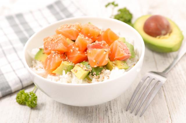 Salade de riz à l'avocat et au saumon. Adobestock