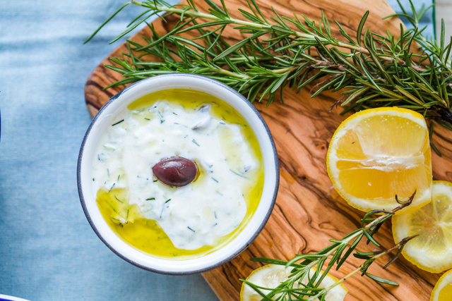 “Délicieux, très belle texture” : Notre chef partage ses secrets pour réussir son tzatziki à tous les coups pour un apéritif entre amis !