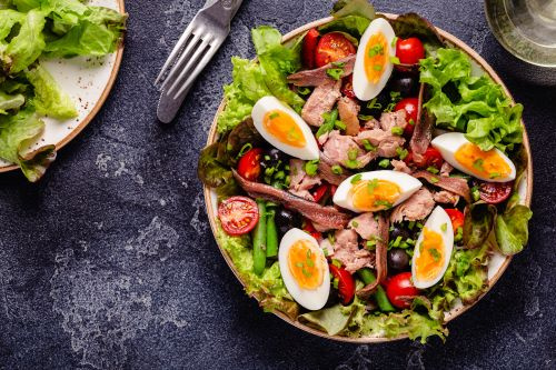 Connaissez-vous les 5 ingrédients de la véritable salade niçoise ?