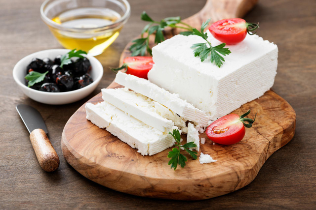 Mozzarella, feta, il est très intéressant de mettre du fromage dans vos salades : voici pourquoi